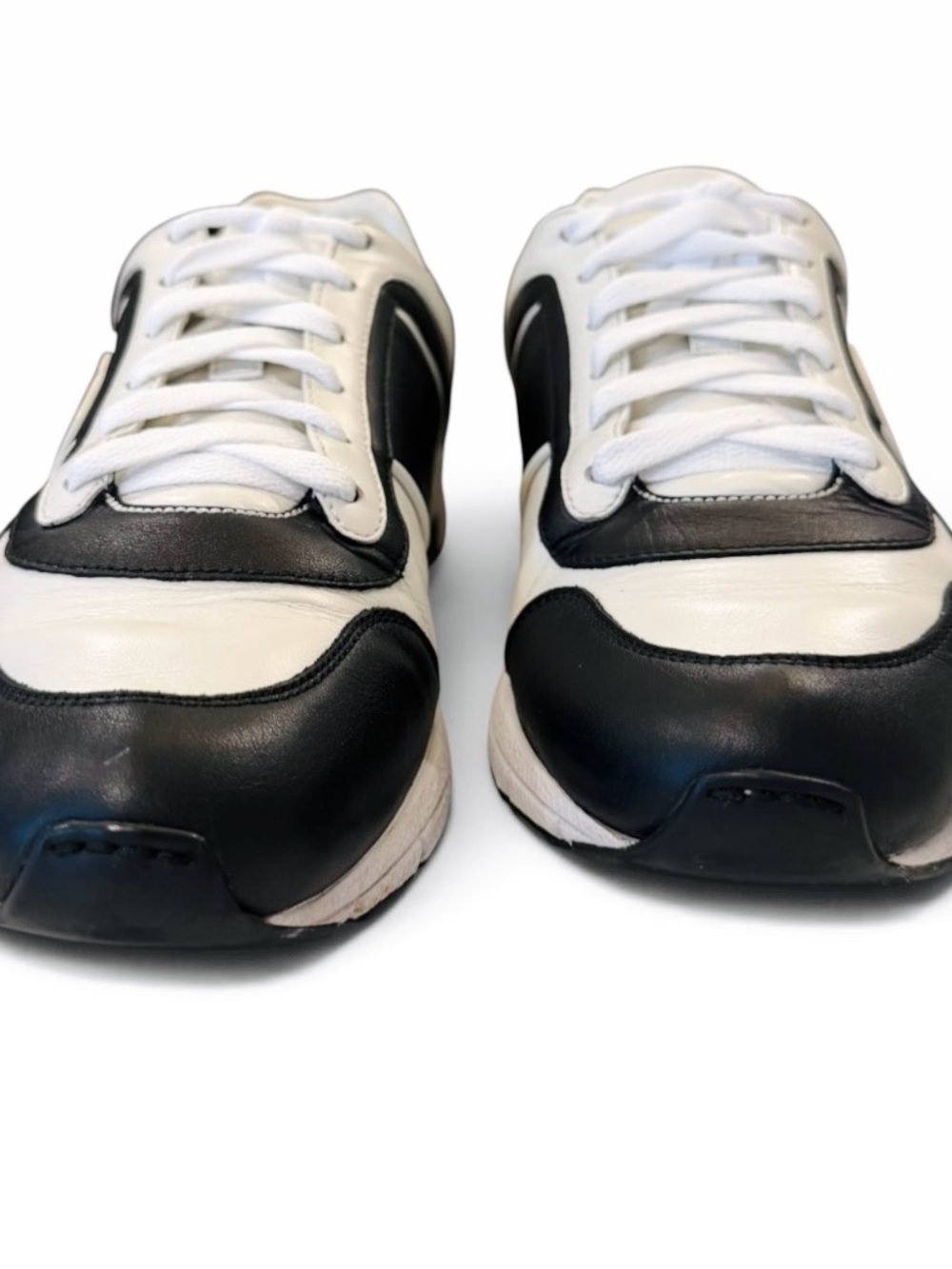 Gucci Men’s Black & White Leather interlocking Logo Runner Sneakers - Picture 9 of 12